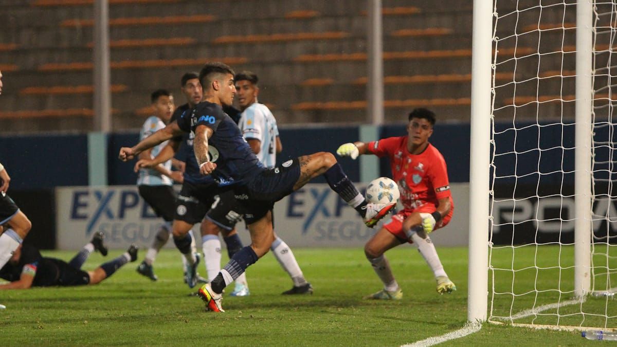 Petrasso convierte el gol de la victoria (UNO/Nicolás Rìos)
