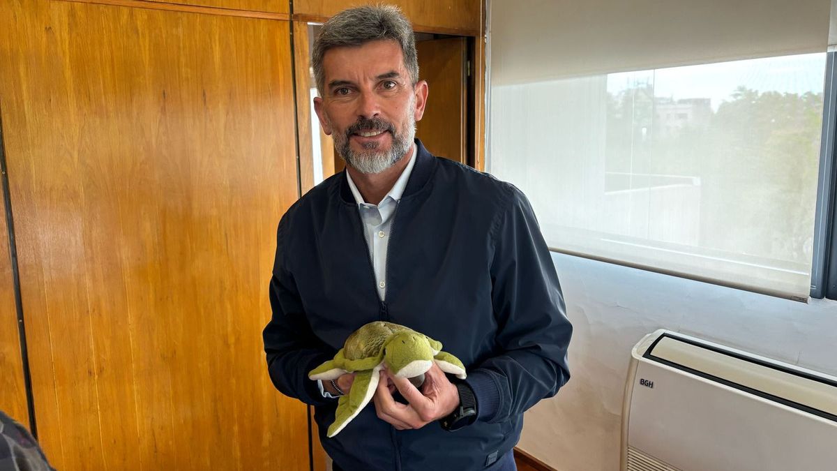 El intendente de Capital, Ulpiano Suarez, con un peluche en el anuncio de la liberación del tortugo Jorge. El intendente de Capital, Ulpiano Suarez, con un peluche en el anuncio de la liberación del tortugo Jorge.