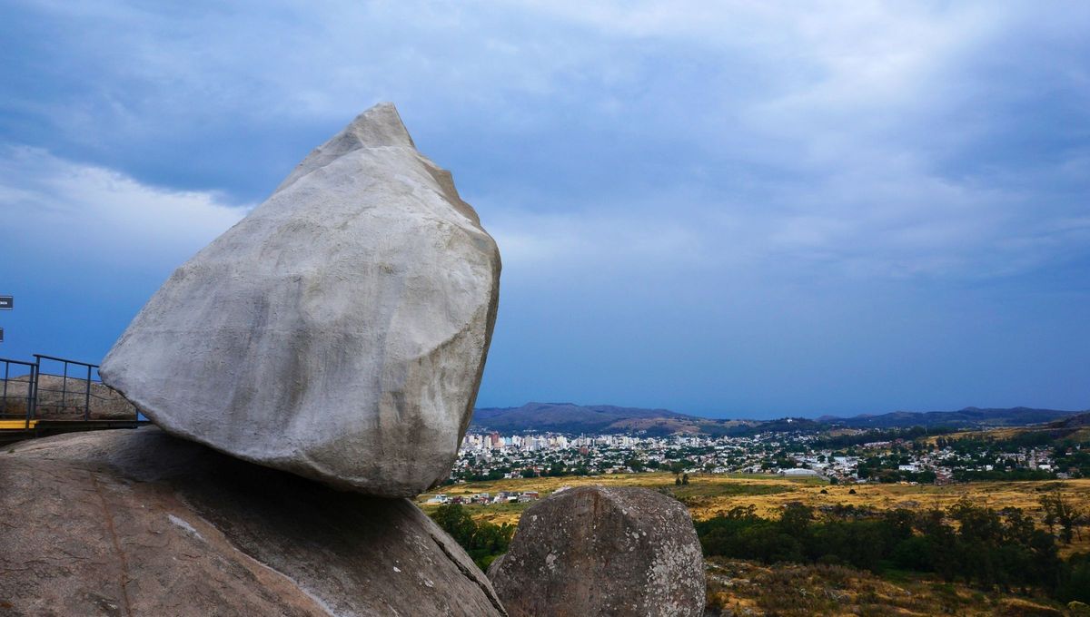 La frase de hoy dice: "El hombre que mueve monta&ntilde;as empieza apartando piedrecitas"