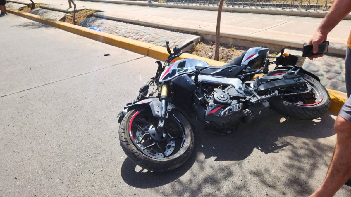 La moto en la que viajaba la pareja que se accident&oacute; este viernes en la Costanera.