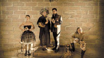 La versión femenina de Hamlet se sienta en el diván