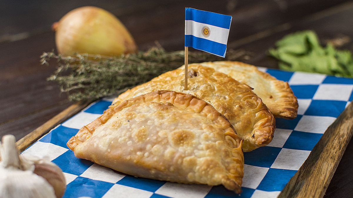 Dependiendo del gusto o la región, a las empanadas se les pueden agregar huevos, pasas de uva o aceitunas.