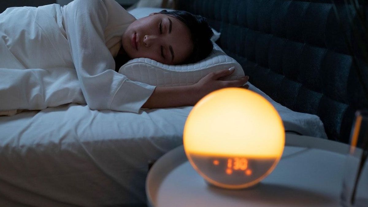 Alerta: dormir con luz durante la noche aumenta el riesgo de sufrir infarto y ACV