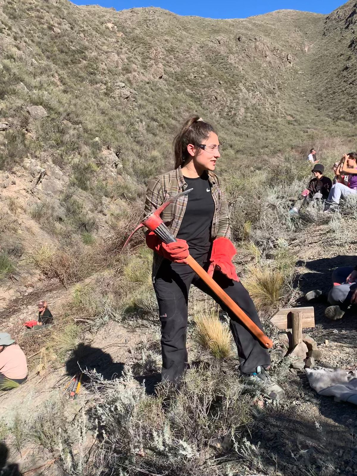 Camila Lambert participó de una acción en Villavicencio. Tenía que extraer plantas de rosa mosqueta para que no invadan la flora nativa. Camila Lambert participó de una acción en Villavicencio. Tenía que extraer plantas de rosa mosqueta para que no invadan la flora nativa.