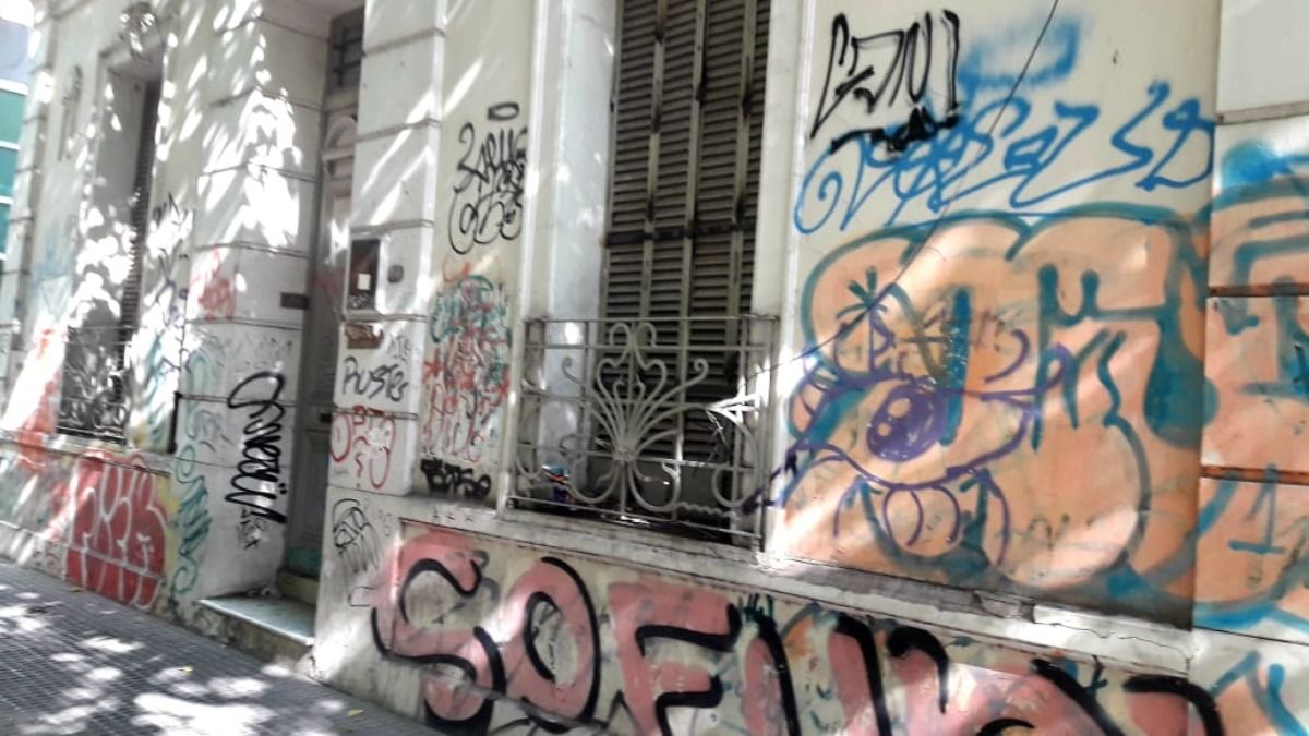 Las casas antiguas de la Ciudad han sido tomadas para el churrete por los vándalos del aerosol