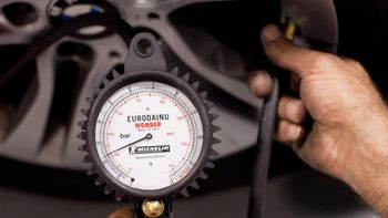 No mires las ruedas: el secreto mejor guardado de tu auto para saber la presión exacta