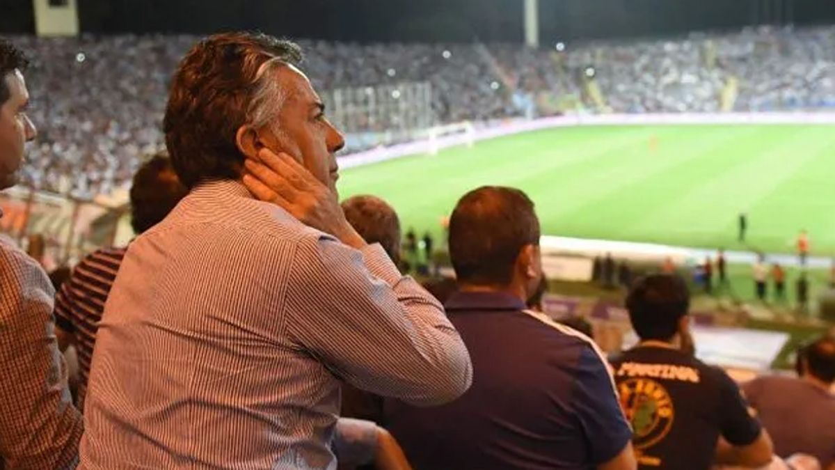 Alfredo Cornejo viendo a Godoy Cruz en el Malvinas.