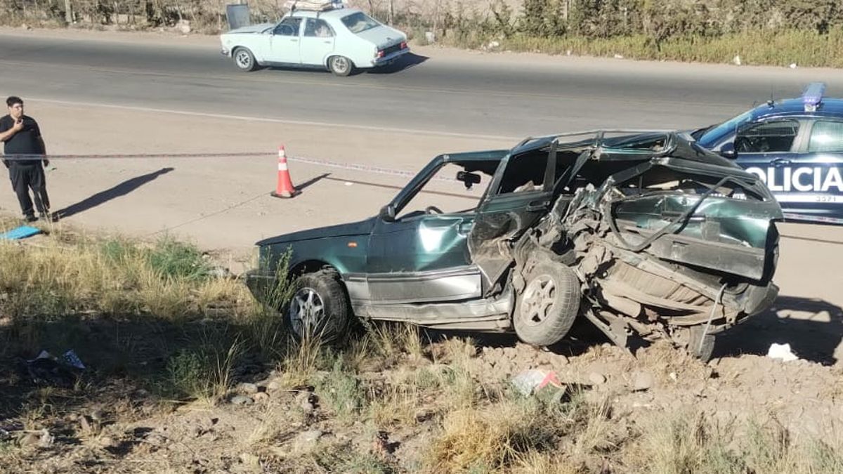El auto del a víctima fatal en el Acceso Sur.
