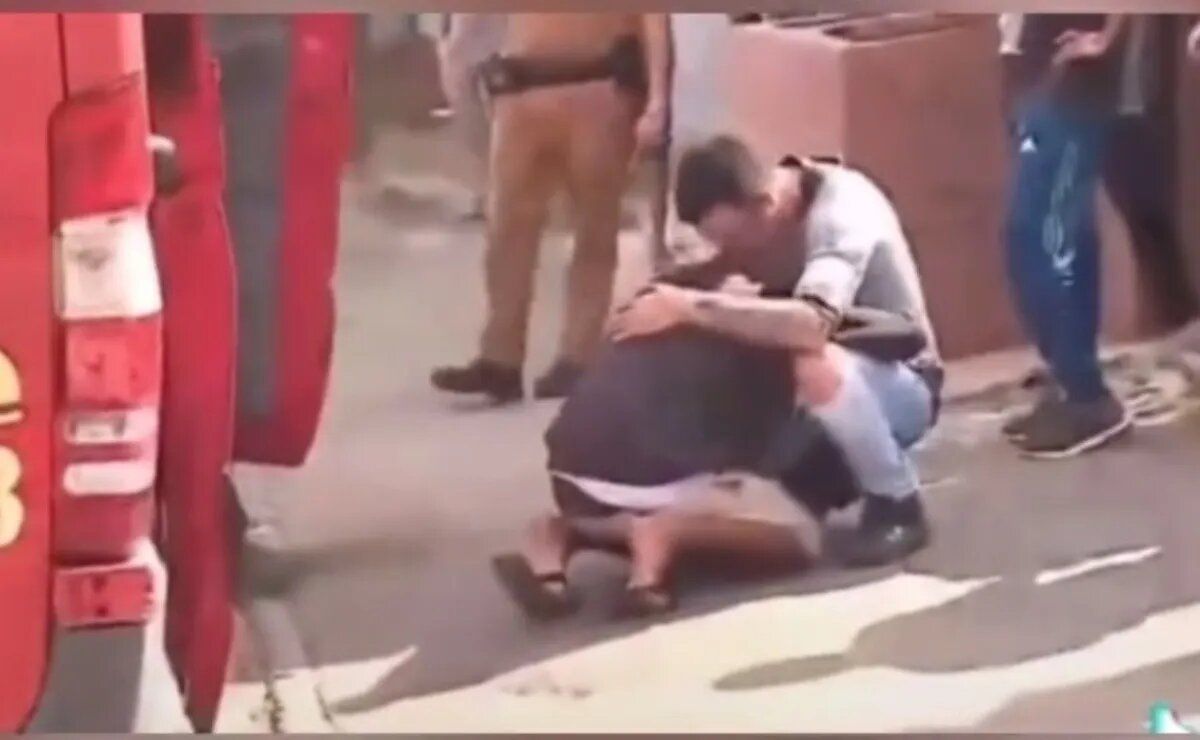 Lo consoló. Video: un papá perdonó al hombre que atropelló a su hija de 10 años.