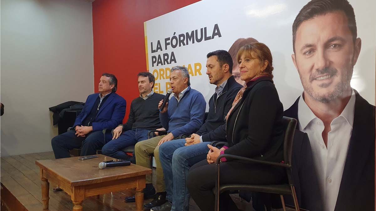 Víctor Ibañez, Lisandro Nieri, Alfredo Cornejo, Luis Petri y Patricia Giménez en la conferencia de prensa este lunes.