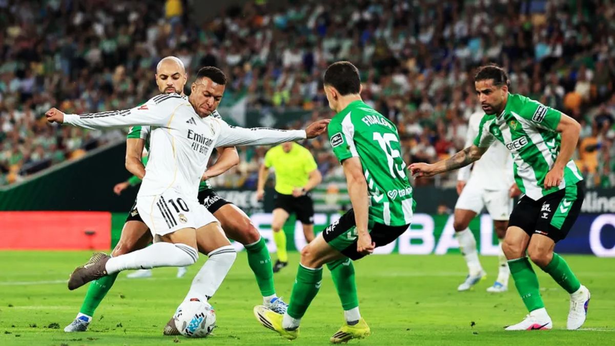 Kylian Mbappé tuvo la chance de aumentar la ventaja inicial del Real Madrid, pero su remate dio en el brazo de un defensor del Betis, en claro penal, y el balón se fue desviado y no se sancionó la falta. Kylian Mbappé tuvo la chance de aumentar la ventaja inicial del Real Madrid, pero su remate dio en el brazo de un defensor del Betis, en claro penal, y el balón se fue desviado y no se sancionó la falta.