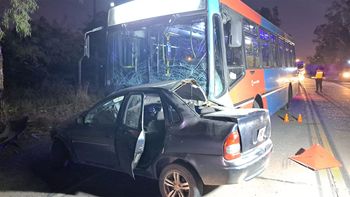 Murió un conductor que quiso esquivar a un perro y terminó incrustado contra un colectivo