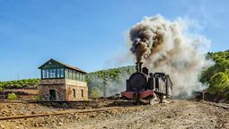 El tren por Marteofrece una experiencia descomunal para los amantes de los paisajes. Foto: Parque Minero de Riotinto&nbsp; 