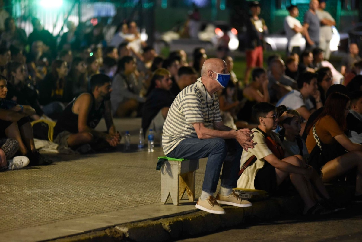 Más de 3 mil personas disfrutaron de "Argentina, 1985" gratis en las escalinatas del Congreso.