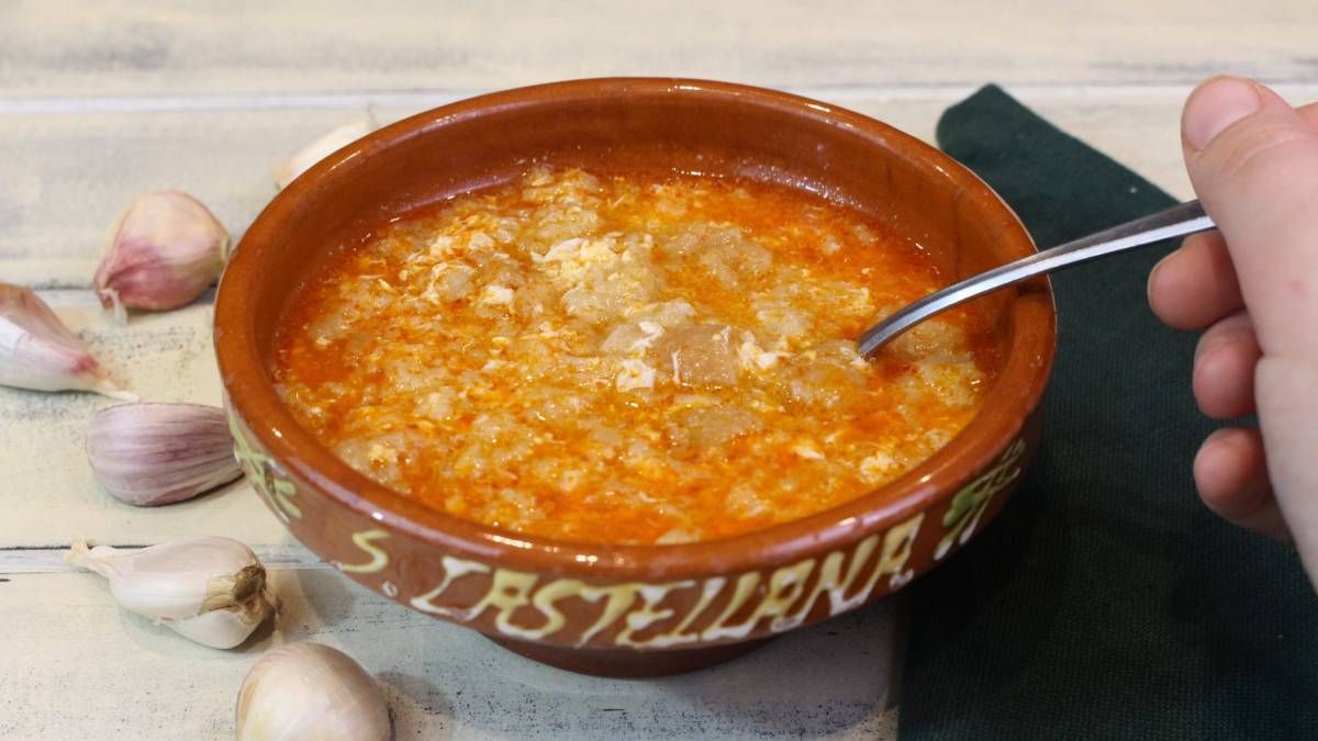 Cómo preparar sopa de ajo: la receta de la sopa castellana de otoño que lleva 8 ingredientes