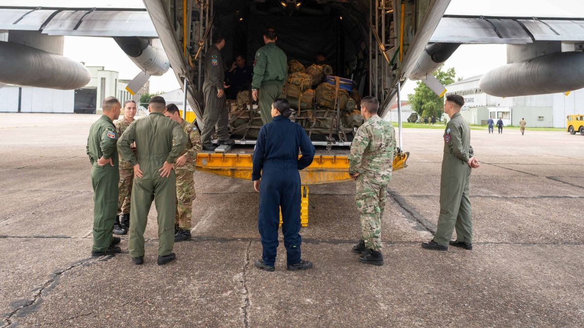 Así partía el avión Hércules de la Fuerza Aérea Argentina hacia Bahía Blanca, trasladando los tanques potabilizadores y otros elementos de ayuda. Lo comunicó Luis Petri en su perfil de X.&nbsp;