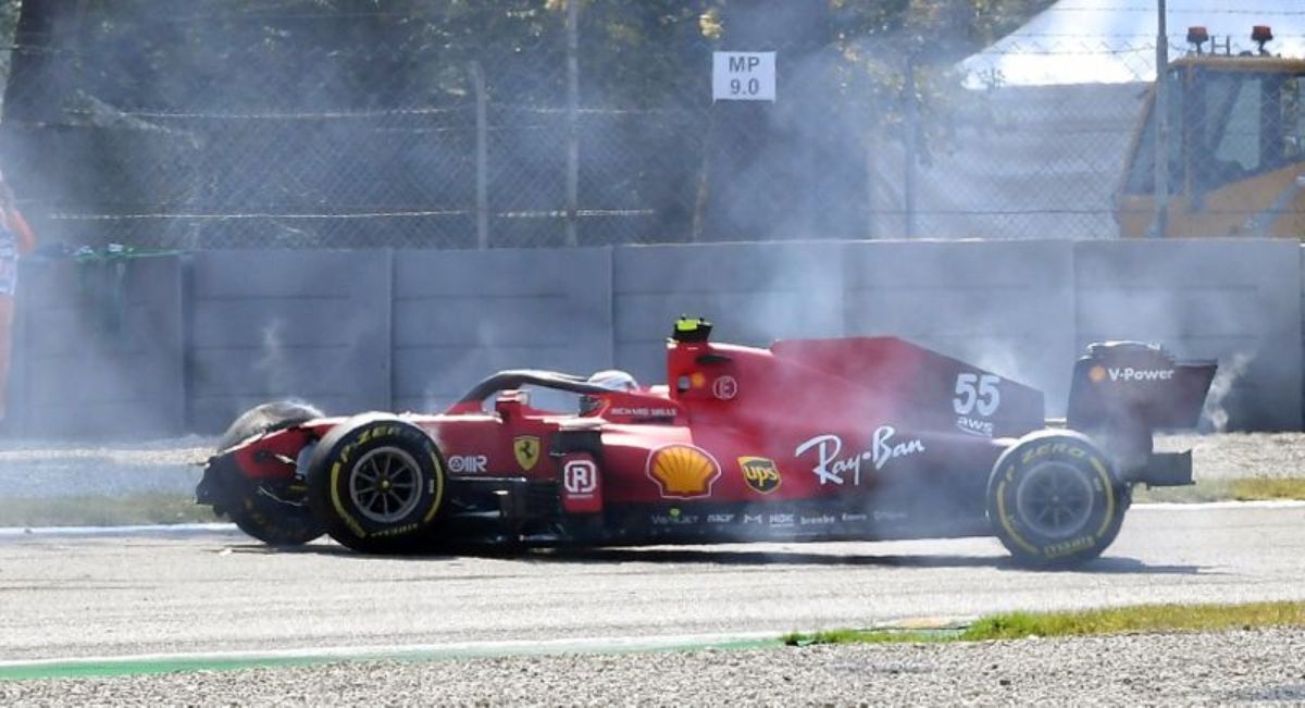 Carlos Sainz sufrió un violento accidente con su Ferrari