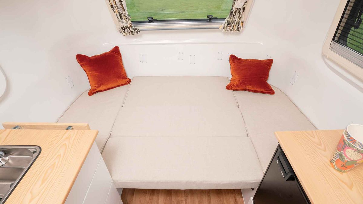 El uso inteligente del espacio es lo que hace que esta casa rodante se transforme en una de las mejores opciones económicas. El uso inteligente del espacio es lo que hace que esta casa rodante se transforme en una de las mejores opciones económicas.