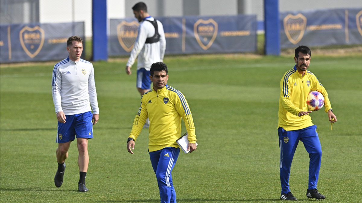 Hugo Ibarra dirigió la práctica de Boca, que se prepara para enfrentar a River.