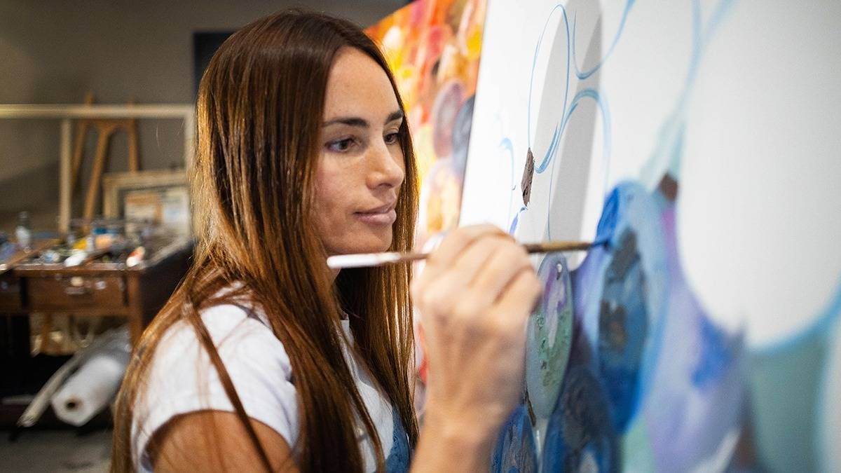 Florencia Aise se destaca en la técnica del hiperrealismo y tiene series de obras inspiradas en la vendimia. Florencia Aise se destaca en la técnica del hiperrealismo y tiene series de obras inspiradas en la vendimia.