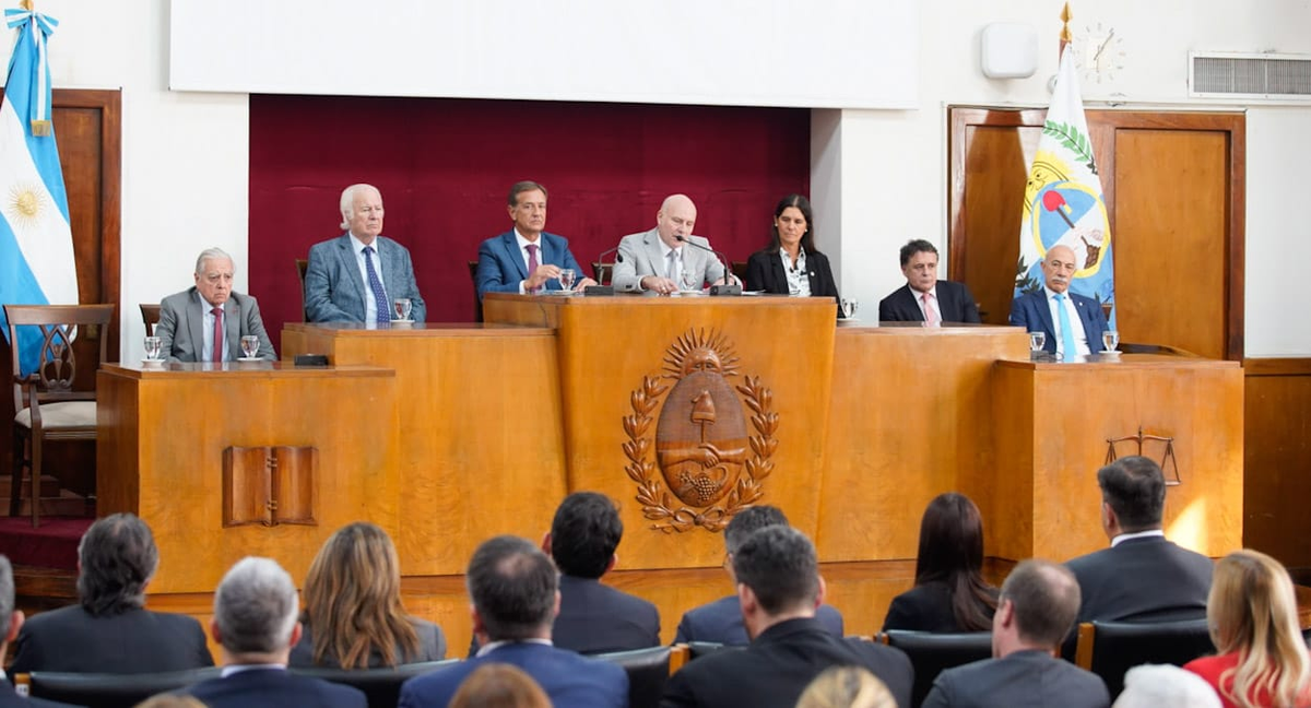 El gobernador Rodolfo Suarez y el pleno de jueces de la Suprema Corte de Justicia durante el discurso de Dalmiro Garay. Fotos: Axel Lloret.