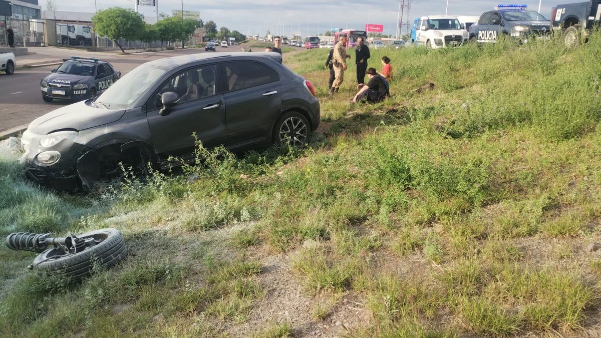 El conductor y una chica que iba con él resultaron ilesos tras el accidente en Acceso Sur, en Godoy Cruz. El conductor y una chica que iba con él resultaron ilesos tras el accidente en Acceso Sur, en Godoy Cruz.