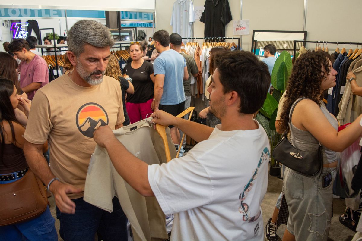 El intendente de la Ciudad de Mendoza recorrió el outlet y se interesó por los productos de los comercios participantes El intendente de la Ciudad de Mendoza recorrió el outlet y se interesó por los productos de los comercios participantes