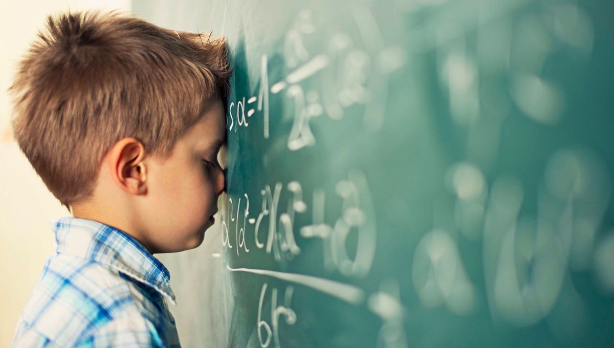 Si tu hijo copia mal del pizarrón, podría tener miopía: qué hacer y a qué se debe