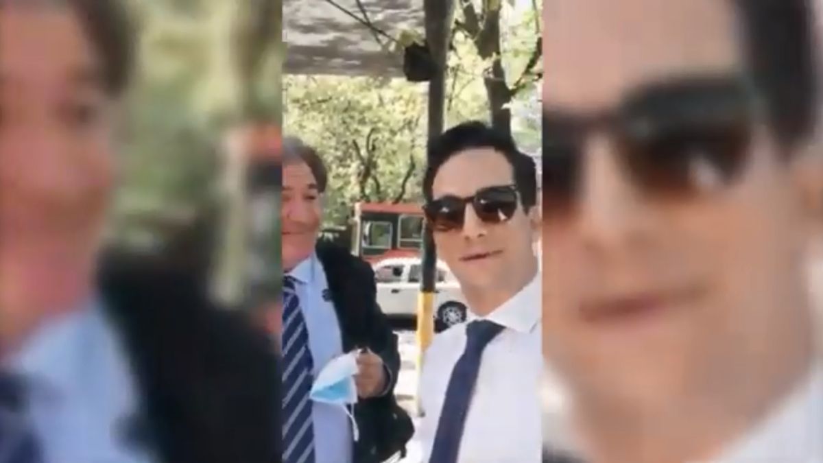 José Luis Ramón fue interpelado -y filmado- en la zona de Tribunales provinciales.