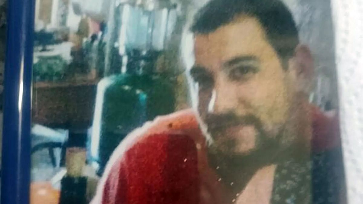 Martín Maximiliano Borini realizó una maniobra con su moto para evitar los balazos de los delincuentes, en Burzaco, y terminó chocando contra un árbol