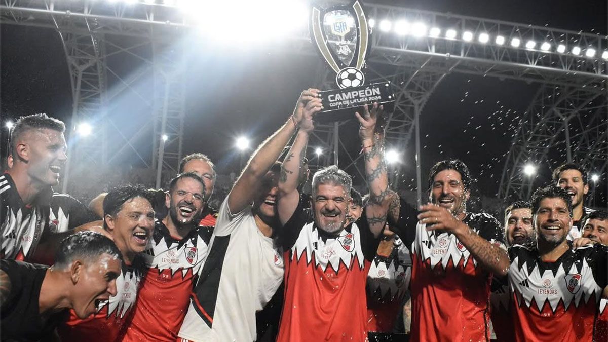 El Senior de River salió campeón. El Burrito Ortega levanta la copa.