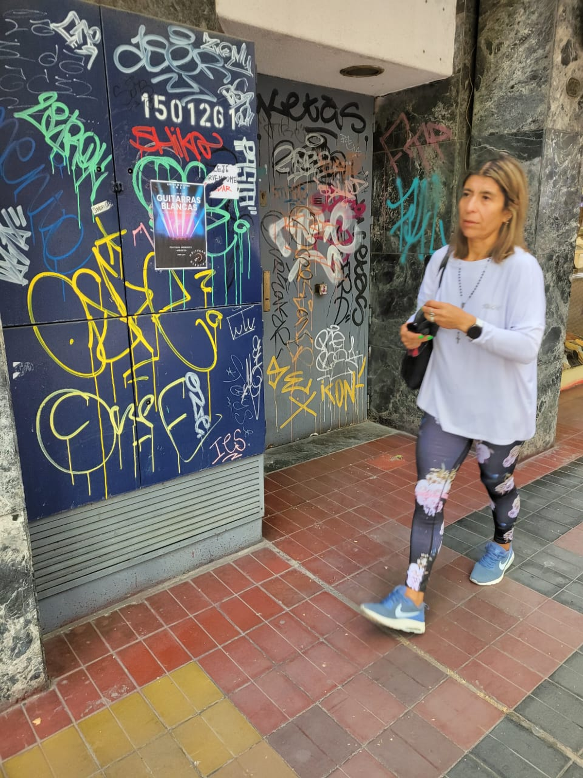 Avenida España casi Peatonal. Mármoles y vidrios tapizados de aerosoles.