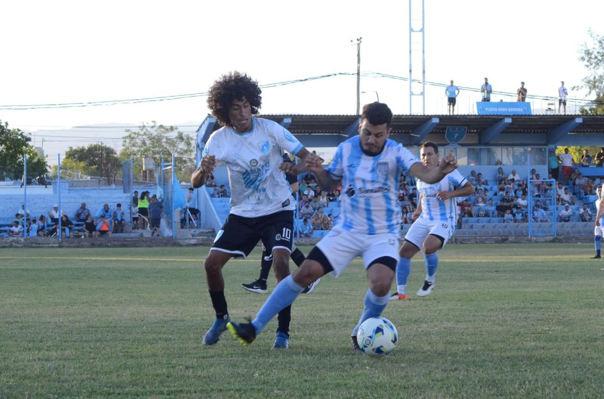 Nico Arce (10) fue una de las figuras del equipo que dirige Carlos Sperdutti. Nico Arce (10) fue una de las figuras del equipo que dirige Carlos Sperdutti.