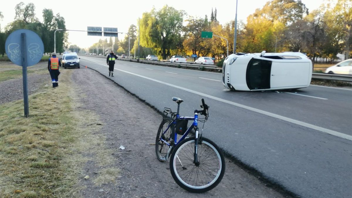 Impresionante accidente y vuelco en el Acceso Este