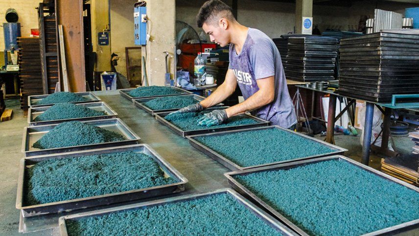 Reciclaron más de 200.000 kilos de neumáticos para fabricar desde ecopisos hasta césped sintético