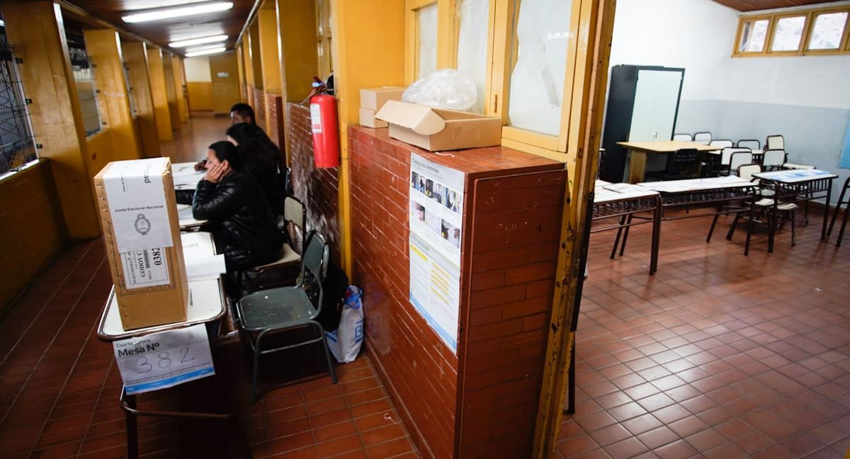 Muchas mesas vacías de votantes, así fue el panorama en la mañana de este domingo 13 de agosto Muchas mesas vacías de votantes, así fue el panorama en la mañana de este domingo 13 de agosto