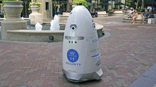 Ahora dicen que el robot de seguridad de un aeropuerto lanza miradas lascivas a mujeres