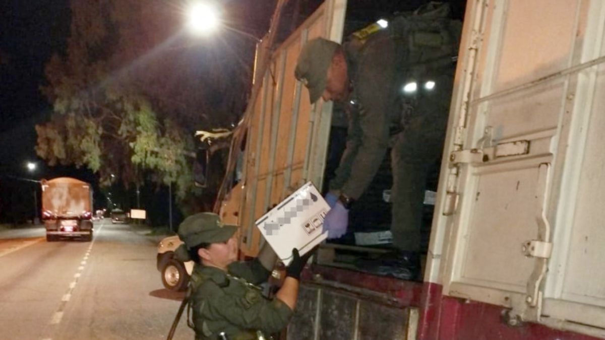 Los gendarmes detectaron unas cajas que contenían botellas con un total de 12.000 mililitros de ácido clorhídrico en infracción. Los gendarmes detectaron unas cajas que contenían botellas con un total de 12.000 mililitros de ácido clorhídrico en infracción.