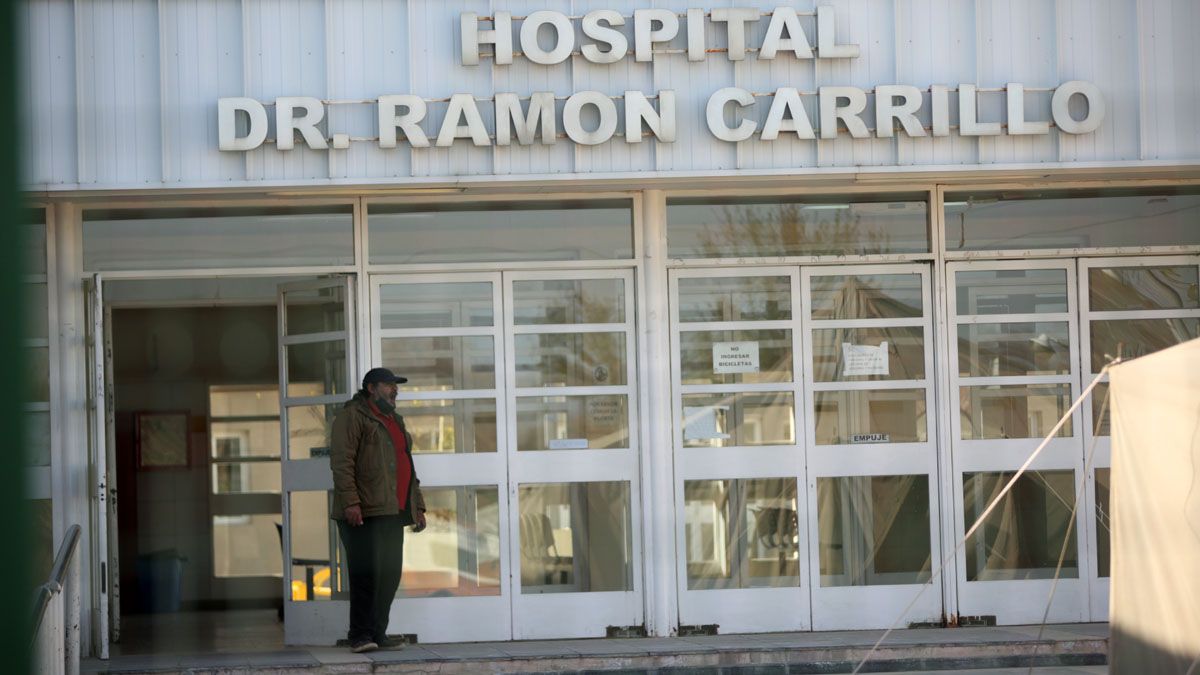 La Justicia encontró culpable de daño agravado a un hombre que golpeó y dañó las puertas del Hospital Carrillo de Las Heras.