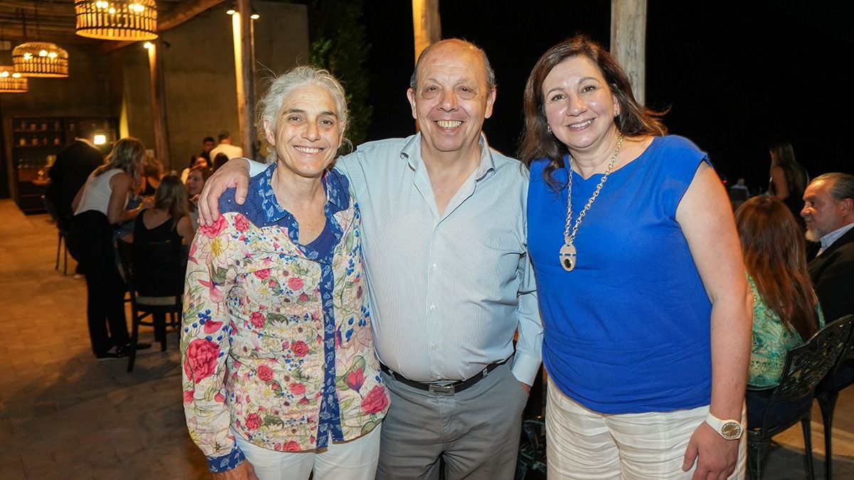 Beatriz Barbera, vicepresidenta de AEHGA en gastronomía, junto a Enrique Pecora, vicepresidente de AEHGA en hotelería, y la presidenta del Instituto de Investigación en Gastronomía, María Sance. Beatriz Barbera, vicepresidenta de AEHGA en gastronomía, junto a Enrique Pecora, vicepresidente de AEHGA en hotelería, y la presidenta del Instituto de Investigación en Gastronomía, María Sance.