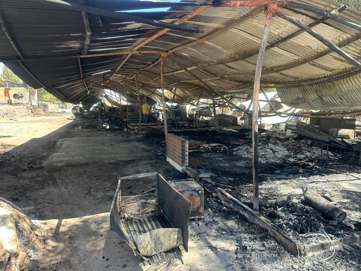 Imagen desoladora de c&oacute;mo quedaron las caba&ntilde;as afectadas por el incendio del jueves a la noche.