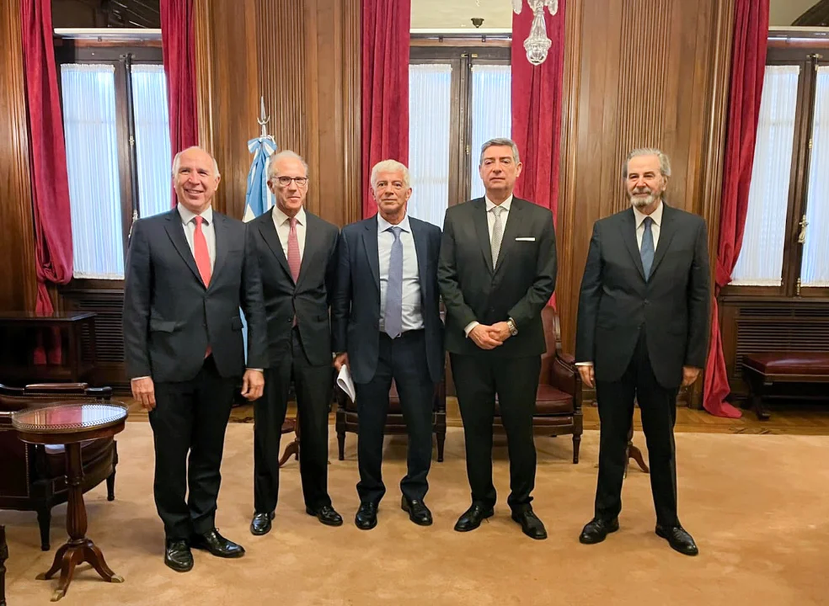 Los miembros de la Corte Suprema en una de las últimas apariciones públicas, aquí con el ministro de Justicia, Mariano Cúneo Libarona.