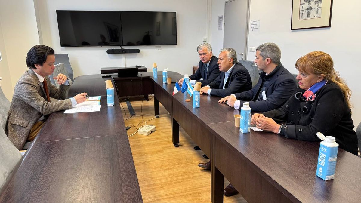 La comitiva mendocina, encabezada por Alfredo Cornejo, estuvo en Instituto Nacional de Servicios Públicos de Francia. La comitiva mendocina, encabezada por Alfredo Cornejo, estuvo en Instituto Nacional de Servicios Públicos de Francia.