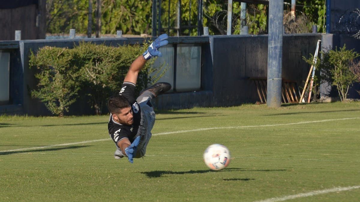 Cristian Aracena volvió a atajar en la Lepra. Foto: Martín Pravata/Diario UNO