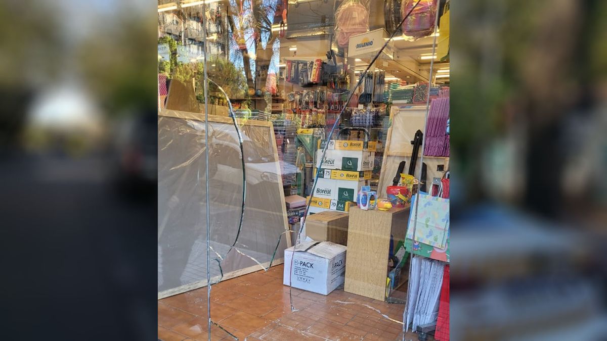 En la noche del miércoles rompieron el vidrio y robaron en la Distribuidora Bombal de calle España 512, de Ciudad. En la noche del miércoles rompieron el vidrio y robaron en la Distribuidora Bombal de calle España 512, de Ciudad.