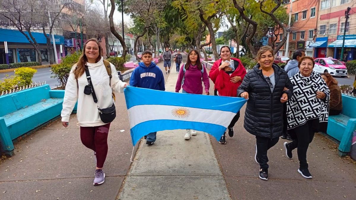 Previo a la llegada a la basílica hicieron una procesión en honor a la Virgen de Guadalupe. La bandera argentina, presente. Previo a la llegada a la basílica hicieron una procesión en honor a la Virgen de Guadalupe. La bandera argentina, presente.