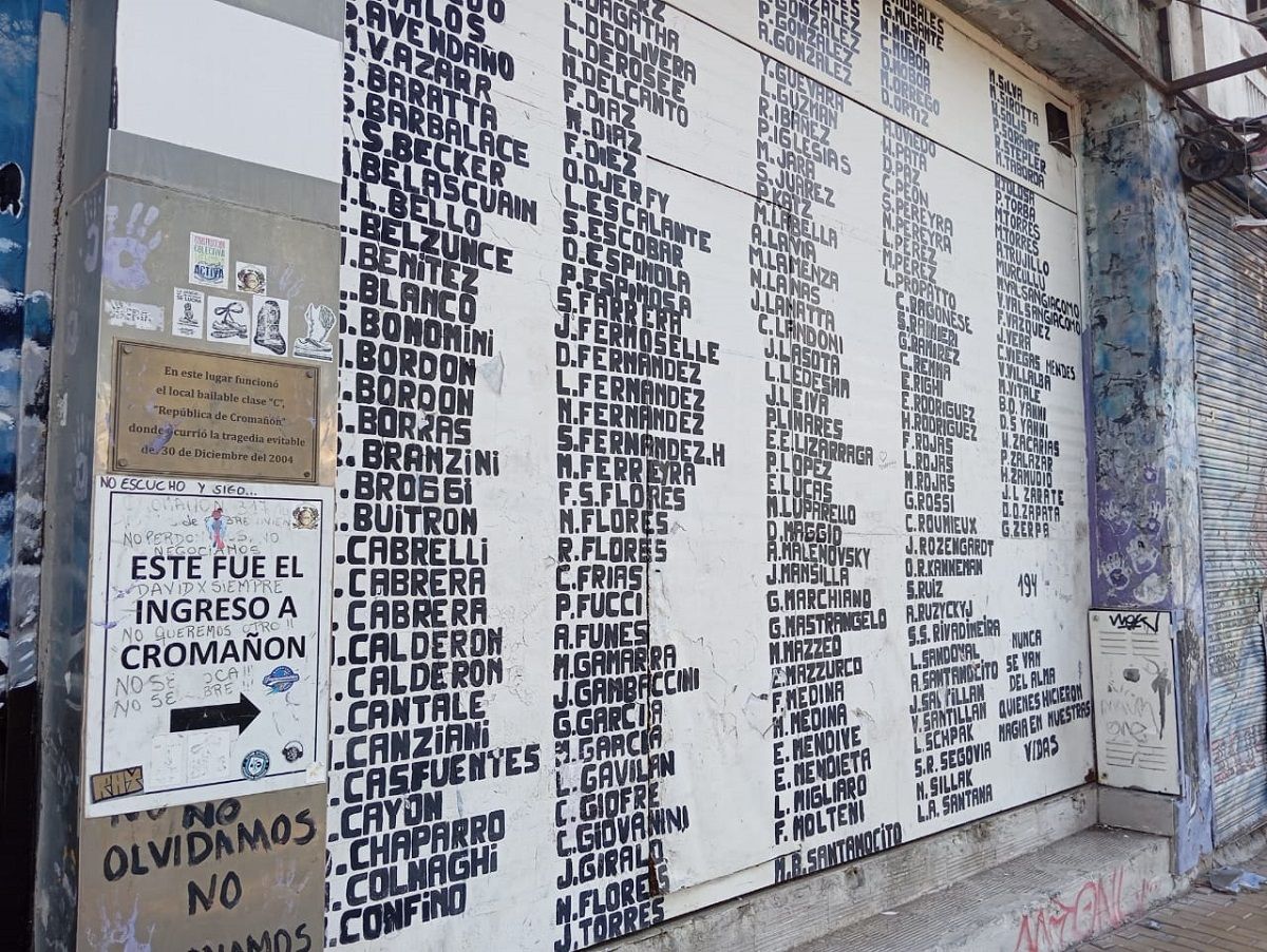 En el ingreso de lo que fue Rep&uacute;blica de Croma&ntilde;&oacute;n est&aacute;n escritos los nombres de las v&iacute;ctimas.