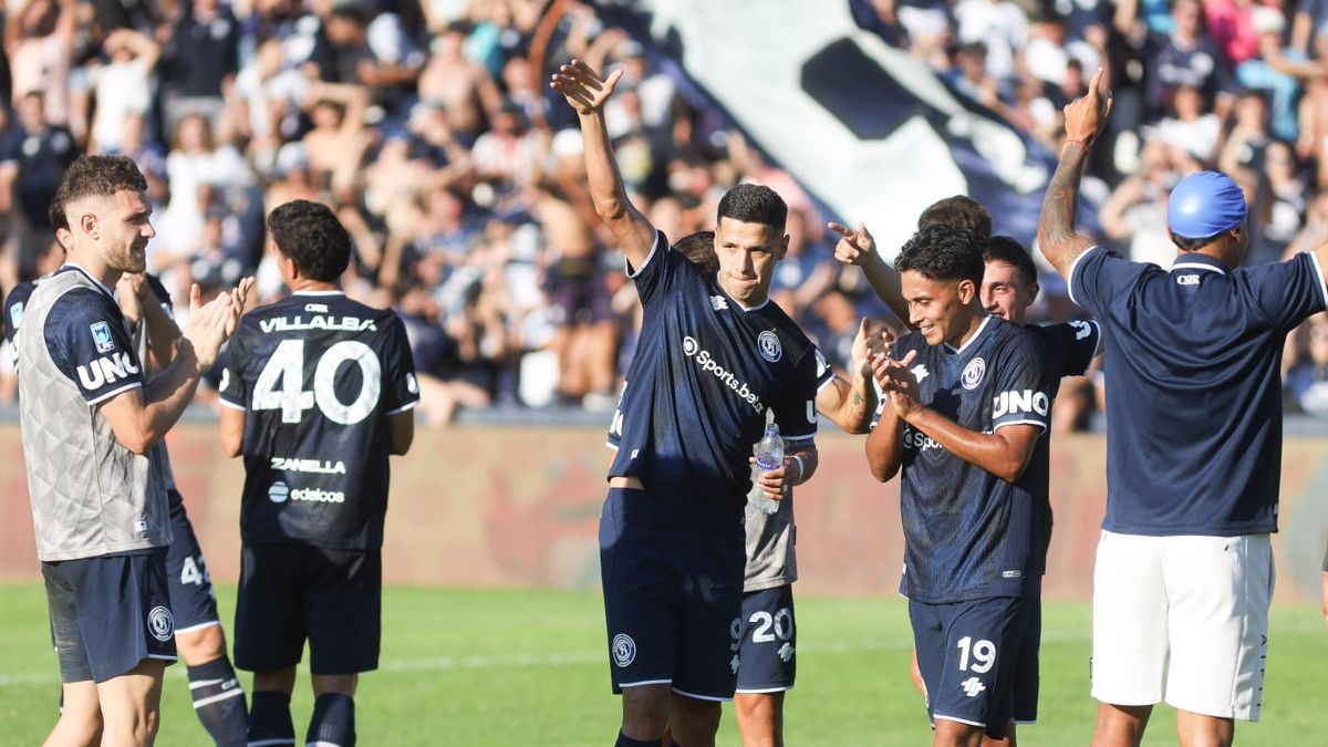 Los jugadores de Independiente Rivadavia festejaron con sus hinchas el triunfo frente a Argentinos Juniors.