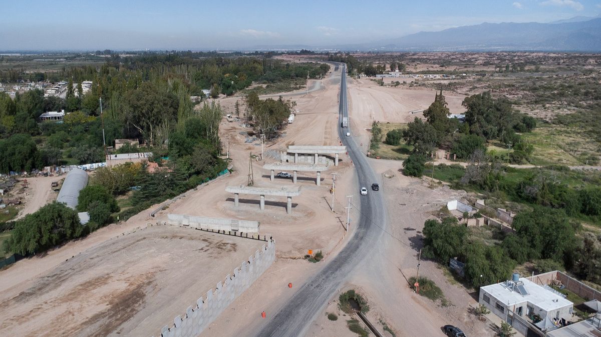 Vista aérea de los puentes sobre la Ruta 40 Norte. Vista aérea de los puentes sobre la Ruta 40 Norte.