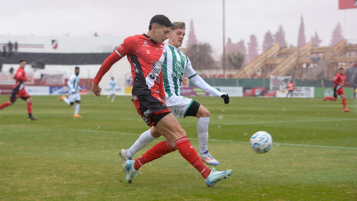 Luciano Paredes viene de jugar en el Deportivo Maipú en la Primera Nacional. 